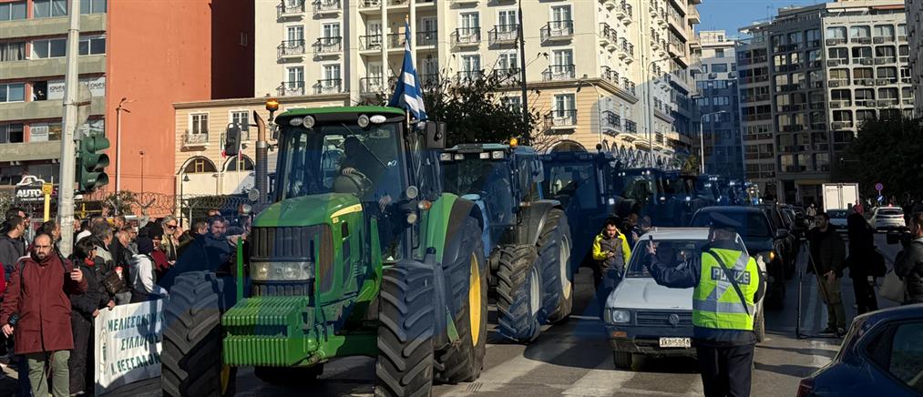 Οι αγρότες μπήκαν με τα τρακτέρ στο λιμάνι της Θεσσαλονίκης - Συμβολικός αποκλεισμός (βίντεο)