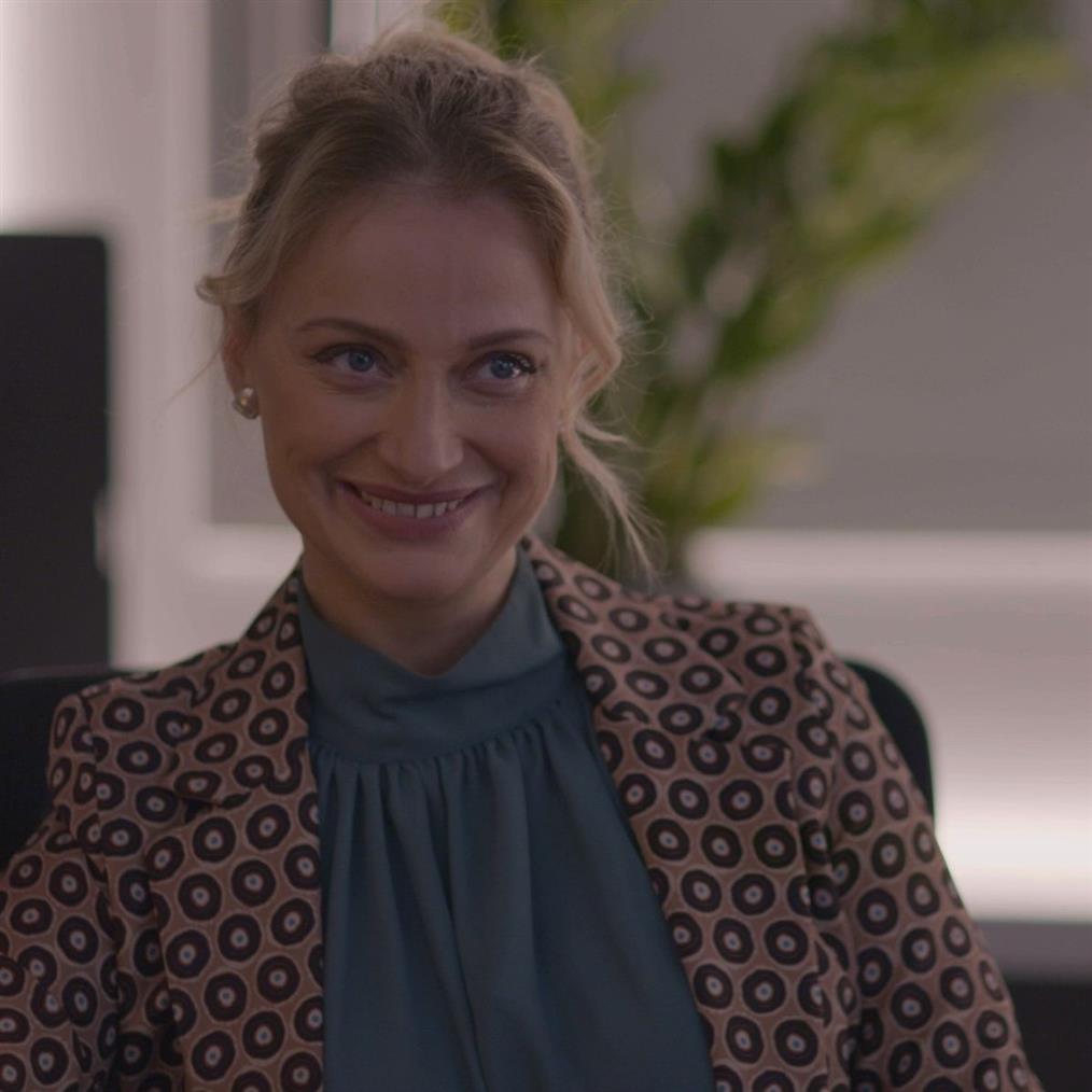 Ο πρώτος από εμάς: Η Έλενα, λίγο πριν πει το «ΝΑΙ» στον Νικόλα, καθυστερεί να εμφανιστεί ανησυχητικά