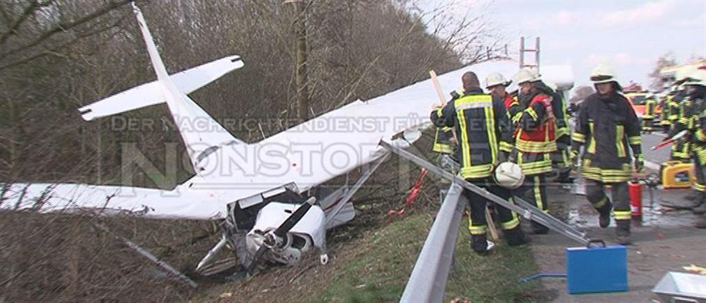 Αεροσκάφος συνετρίβη σε αυτοκινητόδρομο στη Γερμανία