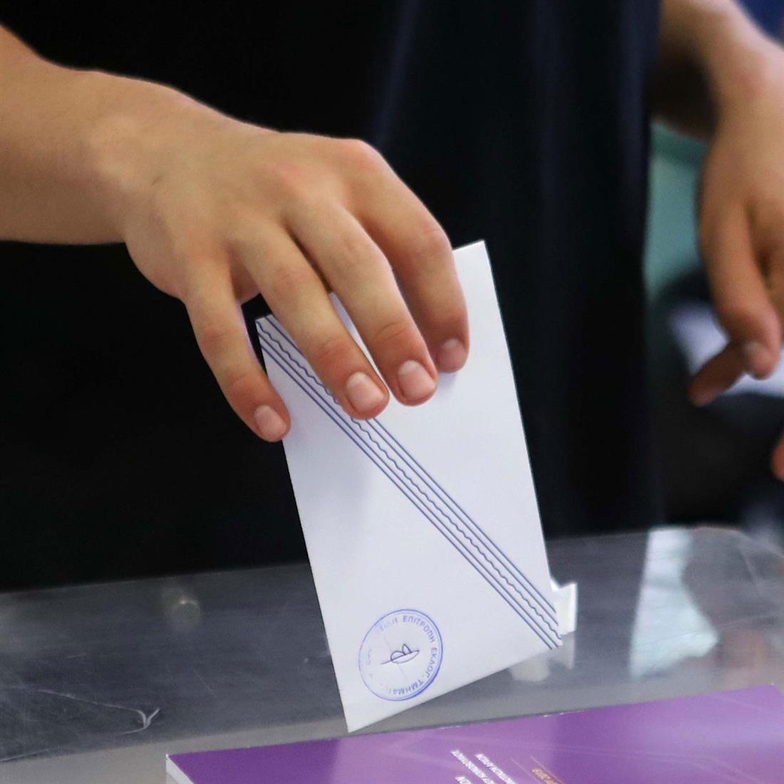 Εκλογές - ψηφοφόροι - κάλπες - ψηφοδέλτια