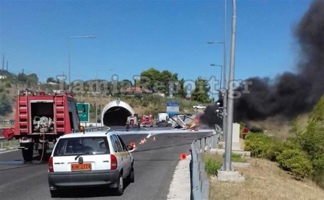 Λαμία - Εθνική Οδός - νταλίκα - φωτιά - πυρκαγιά Λαμία - Εθνική Οδός - νταλίκα - φωτιά - πυρκαγιά