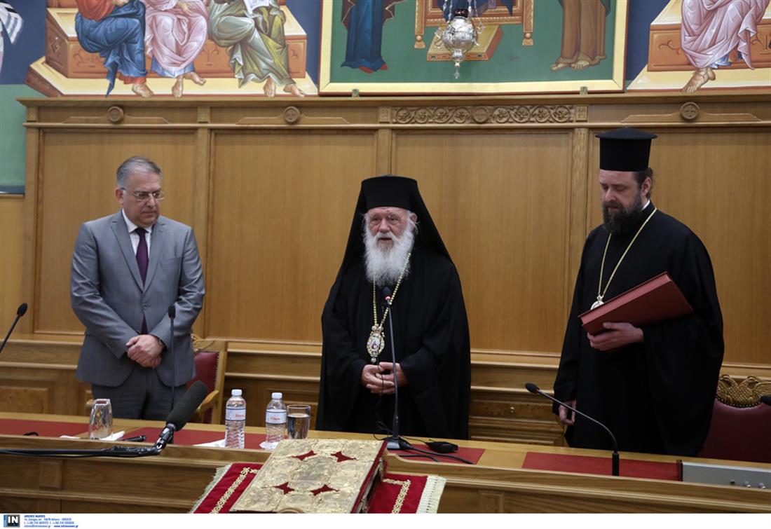 Τάκης Θεοδωρικάκος - Αρχιεπίσκοπος Ιερώνυμος Τάκης Θεοδωρικάκος - Αρχιεπίσκοπος Ιερώνυμος