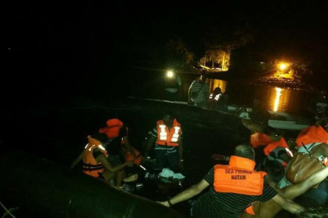 Ινδονησία - Σιγκαπούρη - νησί Μπατάμ - οχηματαγωγό - ναυάγιο - διάσωση