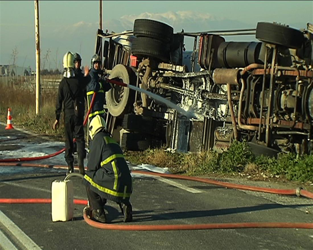 Ανατροπή φορτηγού - Νίκη - Λάρισα Ανατροπή φορτηγού - Νίκη - Λάρισα