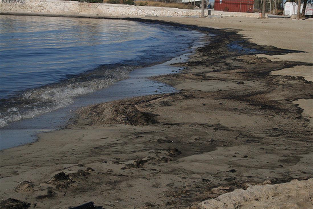 Άγιος Κοσμάς - πετρελαιοκηλίδα - παραλία - ρύπανση