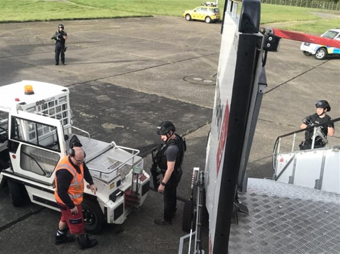 ΑΠΕΙΛΗ ΓΙΑ ΒΟΜΒΑ ΣΕ ΠΤΗΣΗ ΤΗΣ RYANAIR - ΛΟΝΔΙΝΟ ΑΠΕΙΛΗ ΓΙΑ ΒΟΜΒΑ ΣΕ ΠΤΗΣΗ ΤΗΣ RYANAIR - ΛΟΝΔΙΝΟ