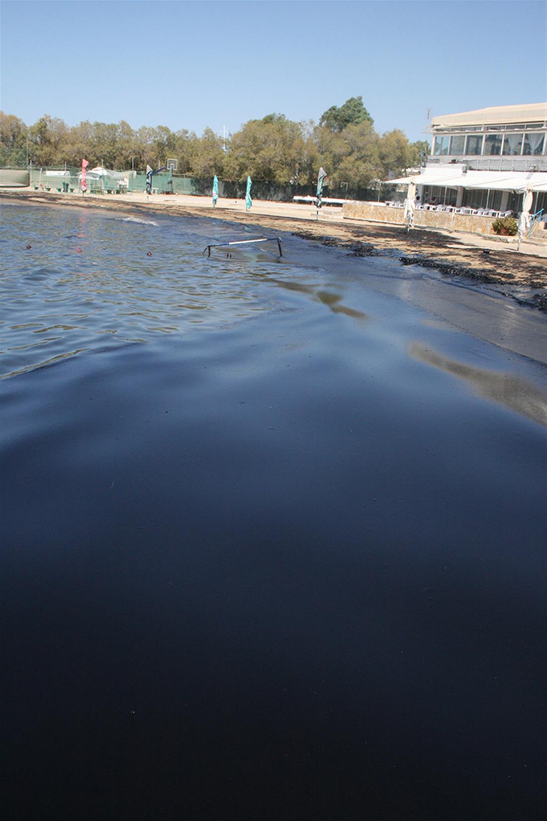 Άγιος Κοσμάς - πετρελαιοκηλίδα - παραλία - ρύπανση