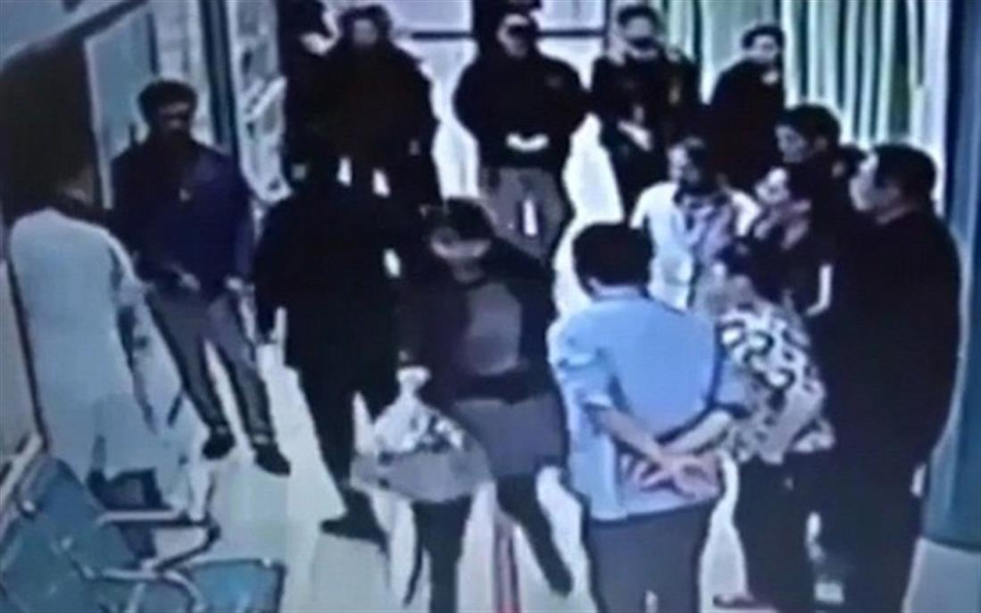 Κίνα - νεκροθάφτες - τσακωμός - εντατική - ασθενής