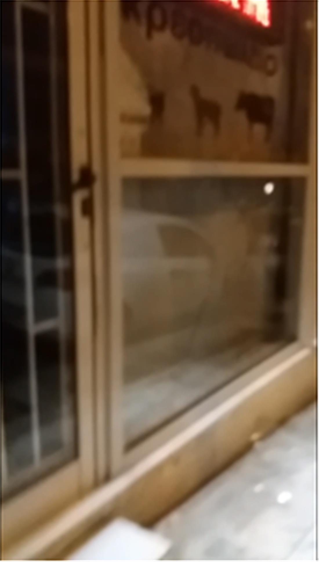 Πασχαλινα Σφυριά -  έσπασαν - βιτρίνα κρεοπωλείου - Εξάρχεια