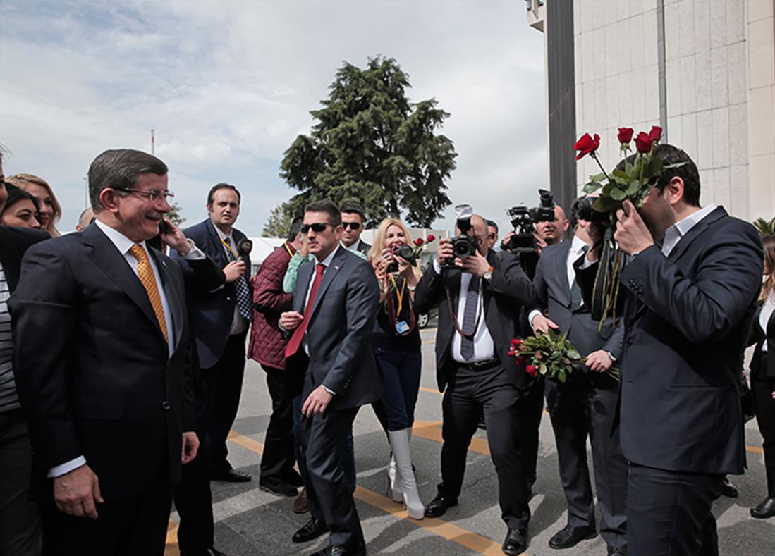 AP - Τσίπρας - Νταβούτογλου - τριαντάφυλλα