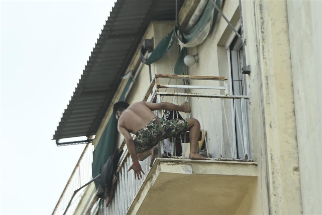 Ταμπουρωμένος - Αχαρνών