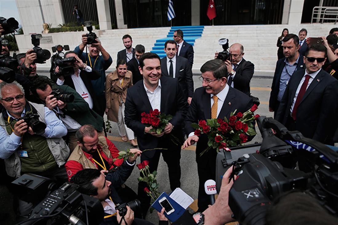 AP - Τσίπρας - Νταβούτογλου - τριαντάφυλλα