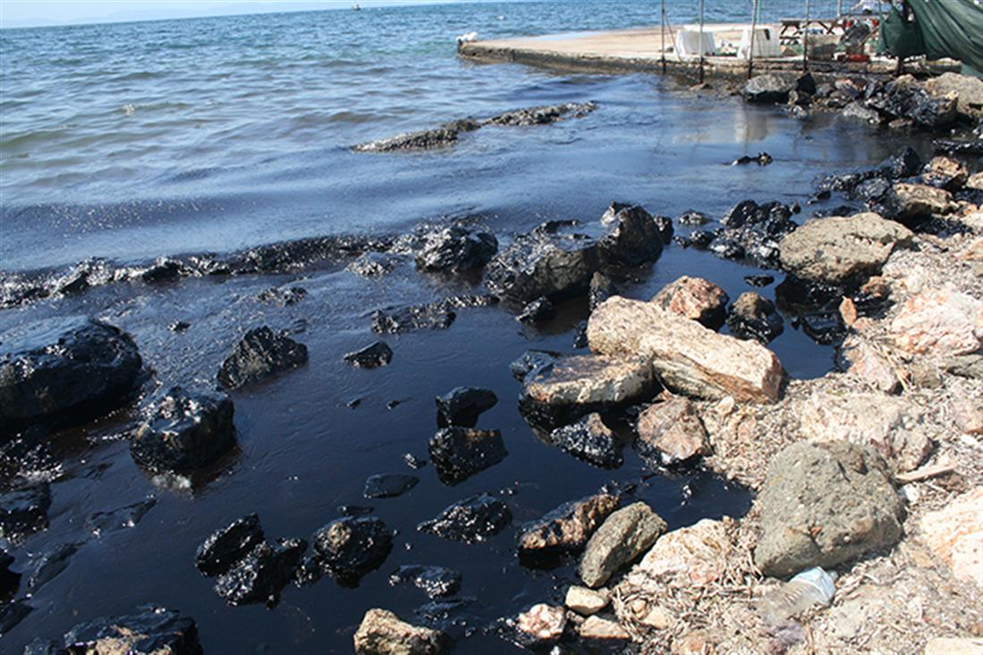 Άγιος Κοσμάς - πετρελαιοκηλίδα - παραλία - ρύπανση