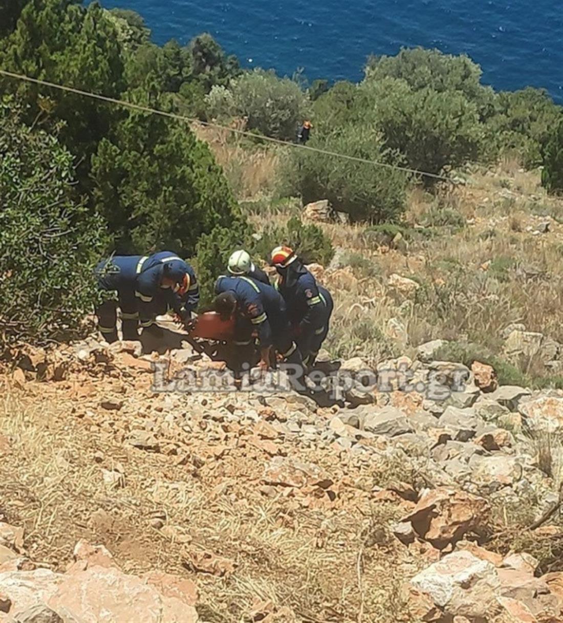 Δυστύχημα - γκρεμός - Παναγία Καλαμιώτισσα - Βοιωτία Δυστύχημα - γκρεμός - Παναγία Καλαμιώτισσα - Βοιωτία