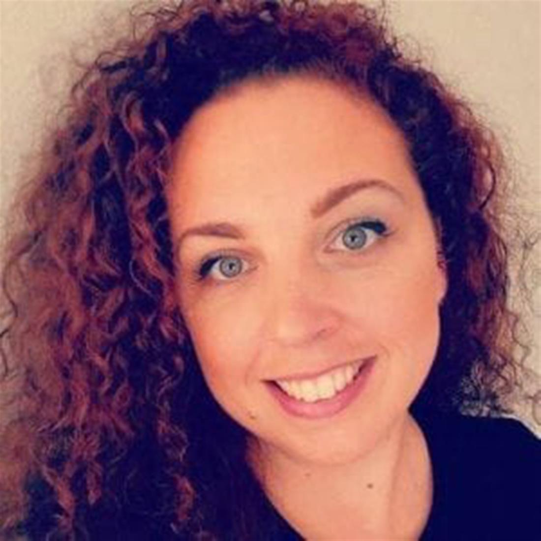 Σχεδιάστρια - επισκευή - κομμένο φτερό - πεταλούδα Σχεδιάστρια - επισκευή - κομμένο φτερό - πεταλούδα