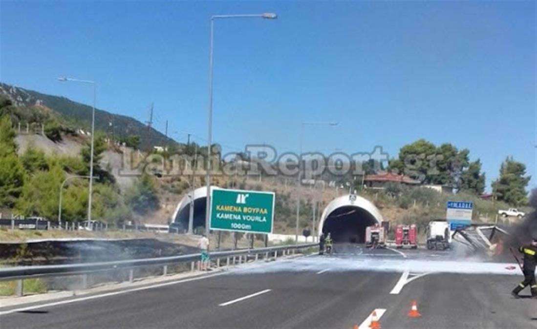 Λαμία - Εθνική Οδός - νταλίκα - φωτιά - πυρκαγιά Λαμία - Εθνική Οδός - νταλίκα - φωτιά - πυρκαγιά