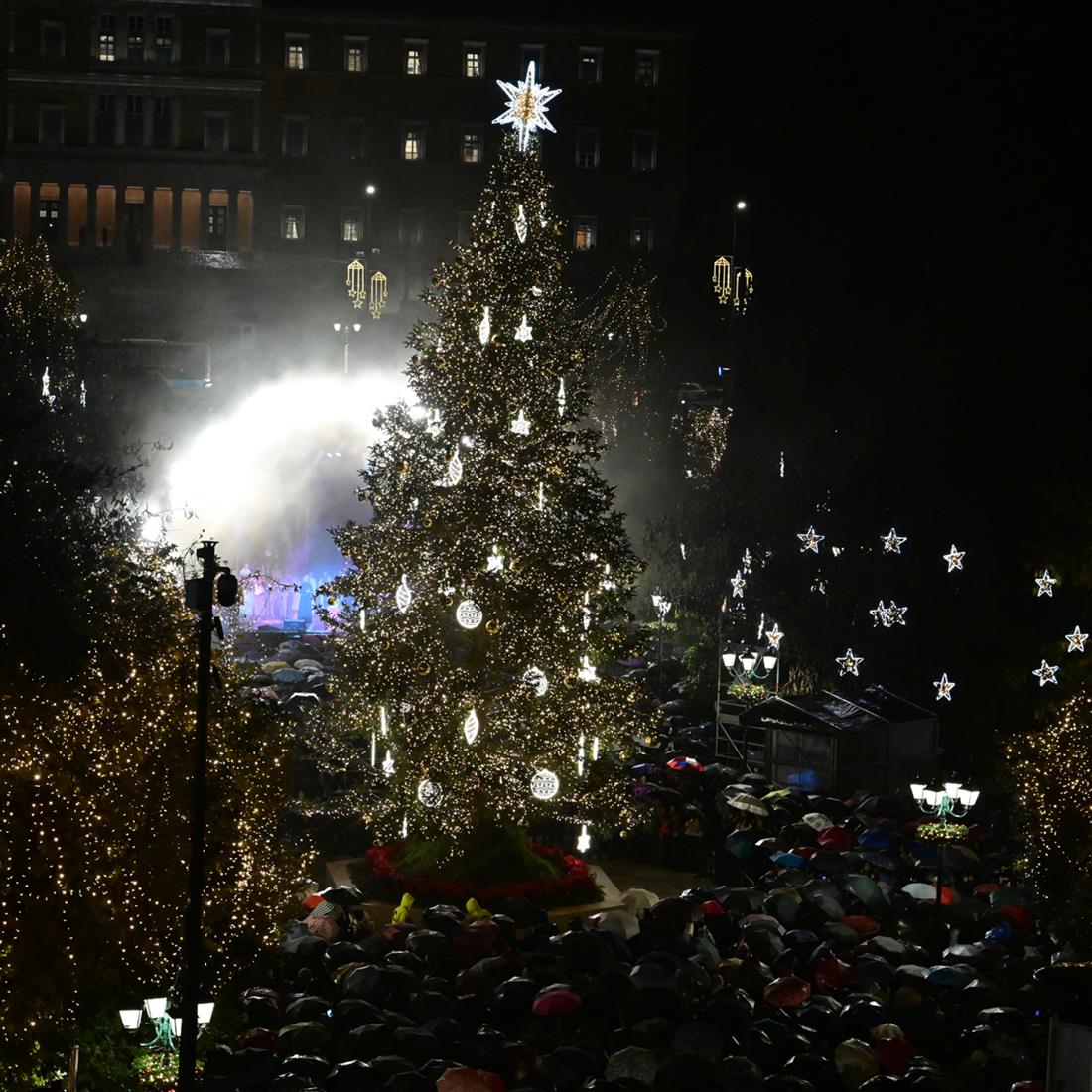 Χριστουγεννιάτικο δέντρο - Σύνταγμα Χριστουγεννιάτικο δέντρο - Σύνταγμα