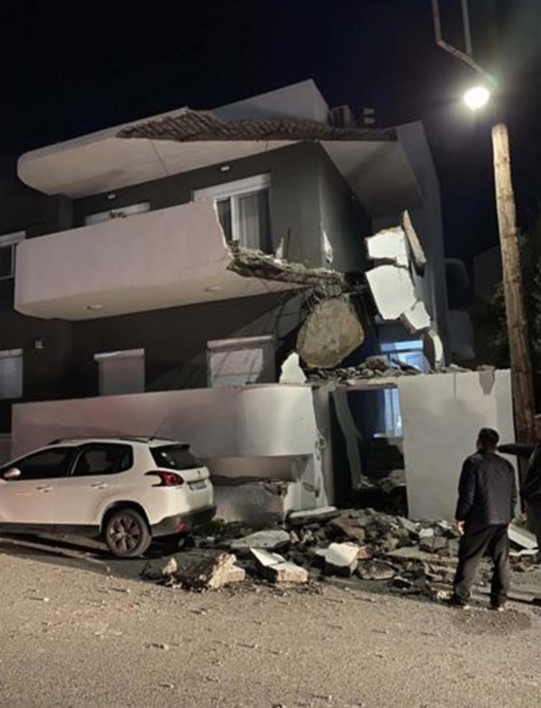 Ηράκλειο - Κρήτη - Κατέρρευσε μπαλκόνι Ηράκλειο - Κρήτη - Κατέρρευσε μπαλκόνι