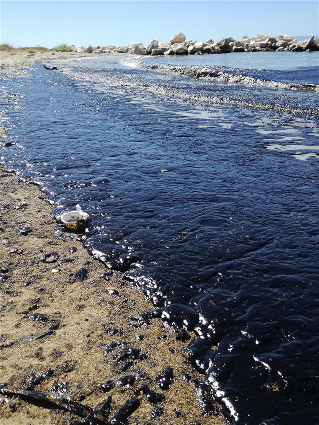 Άγιος Κοσμάς - πετρελαιοκηλίδα - παραλία - ρύπανση