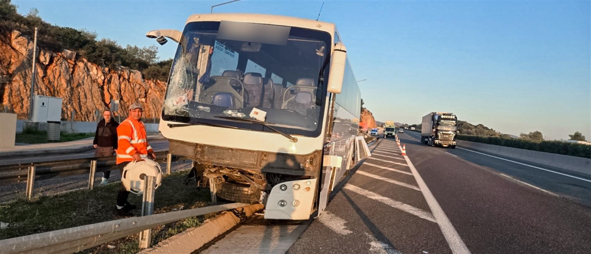 Εθνική Οδός: Εκτροπή λεωφορείου που μετέφερε πέντε επιβάτες - Στο νοσοκομείο ο οδηγός