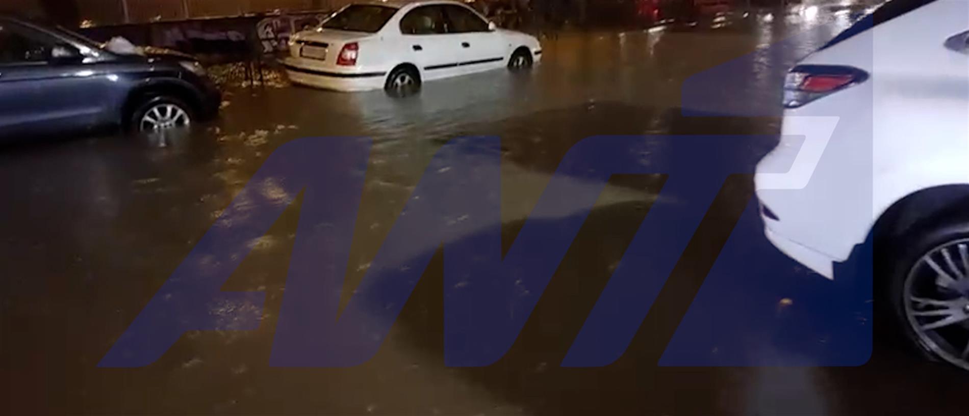 Κακοκαιρία Byron: Πλημμύρισαν οι δρόμοι στον ΗΣΑΠ Μοσχάτου (βίντεο)