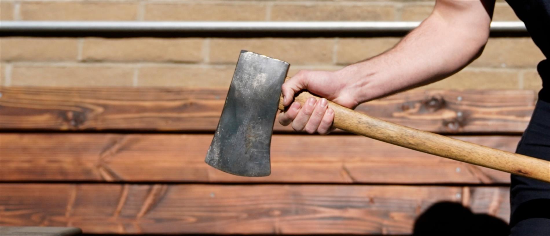 Ηράκλειο: Επιτέθηκε με τσεκούρι σε γυναίκα και το ανήλικο παιδί της