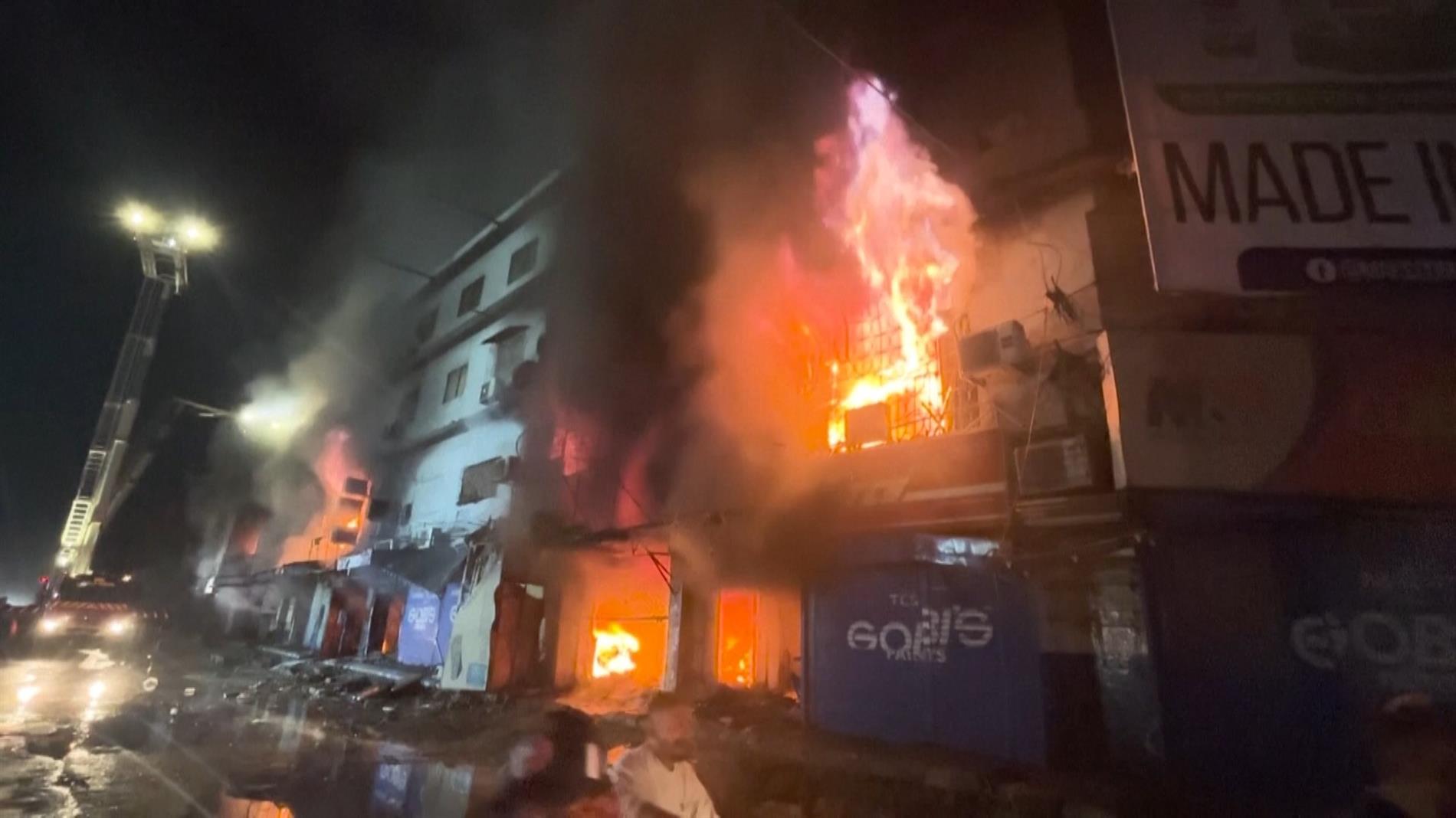 Φονική πυρκαγιά σε εμπορικό κέντρο στο Πακιστάν