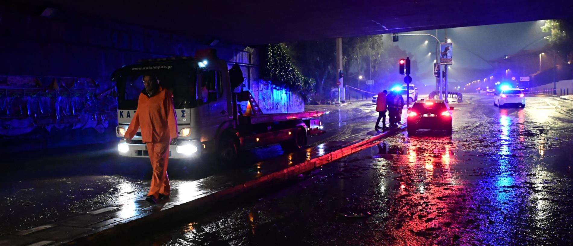 Δύο νεκρούς άφησε πίσω της η κακοκαιρία - 910 κλήσεις δέχθηκε η Πυροσβεστική στην Αττική