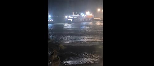 Ρόδος: Πλοίο δίνει μάχη για να βγει από το λιμάνι (Βίντεο)