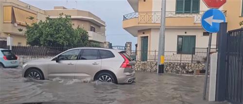 Άνοιξαν οι ουρανοί στην Σικελία - Πλημμύρες και καταστροφές σε περιουσίες (βίντεο)