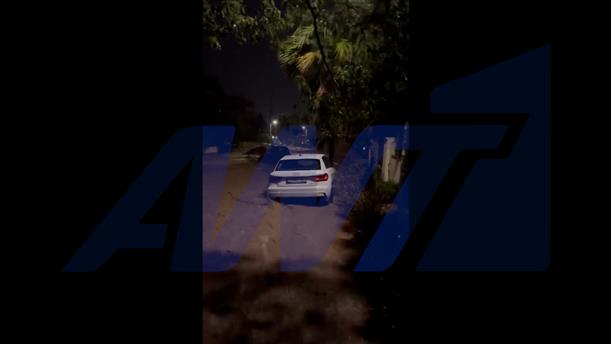 Βούλα: Τα νερά παρασύρουν αυτοκίνητο που πέφτει σε δέντρο