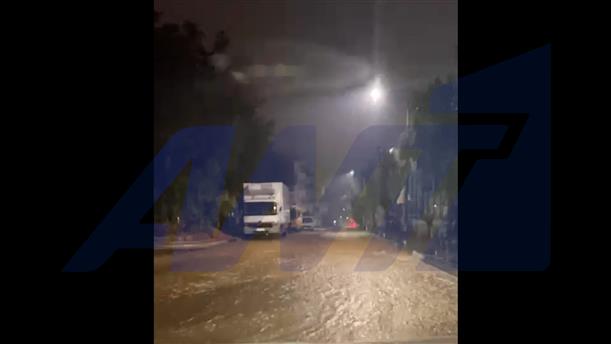 Βύρωνας - κάθοδος από Περιφερειακή Υμηττού: Νερά και λάσπες έχουν καλύψει τον δρόμο