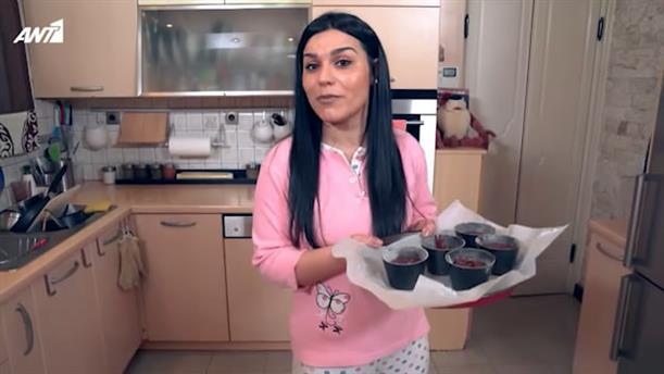 ΚΑΤΙ ΨΗΝΕΤΑΙ – Ιωάννα – Επεισόδιο 82