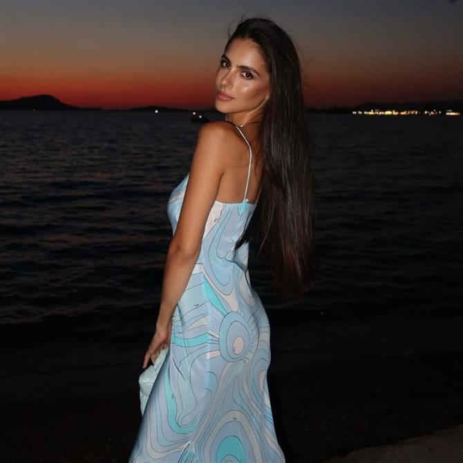 Αλεξάνδρα Νίκα: Φωτογραφίζει τον γιο της, Βασίλη, με μπλούζα "Αργυρός" - Οι αναρτήσεις της