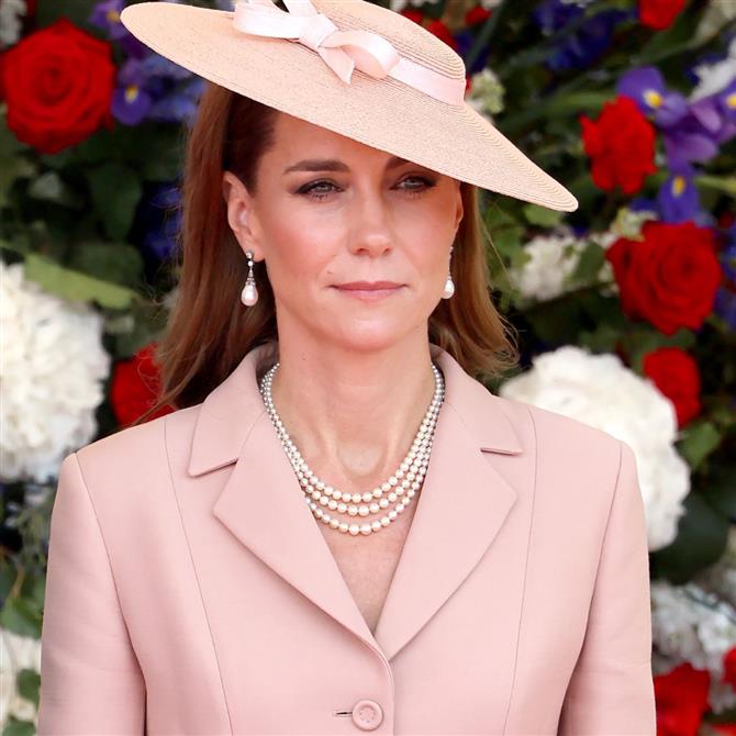 Κέιτ Μίντλετον: Ο Εμανουέλ Μακρόν της έκλεισε το μάτι στο λαμπερό δείπνο του Καρόλου στο Ουίνδσορ - Το επικό στιγμιότυπο