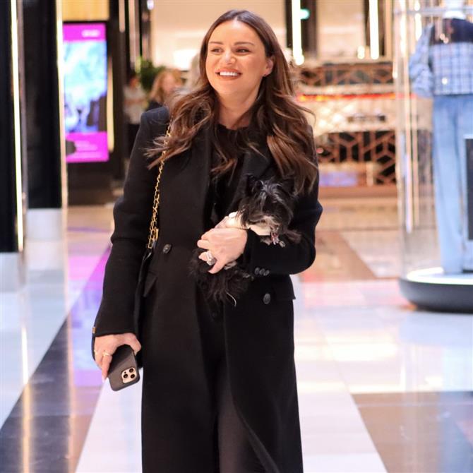 Paparazzi! Ελένη Τσολάκη: Έξοδος για ψώνια για την εγκυμονούσα παρουσιάστρια (Φωτό)