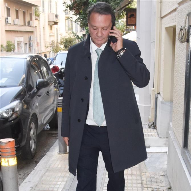 Απόστολος Λύτρας: Συνοδευόμενος από τη νέα του σύντροφο στη δίκη για τον ξυλοδαρμό της πρώην συζύγου του