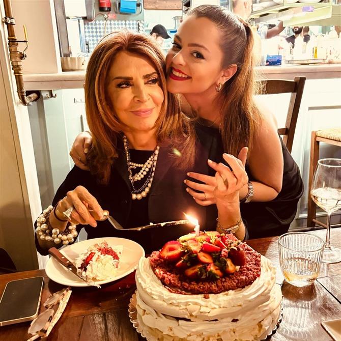 Μιμή Ντενίση: Ο ξέφρενος χορός με την κόρη της σε βραδινή τους έξοδο (Βίντεο)