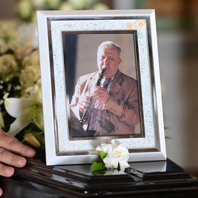 Πετρολούκας Χαλκιάς: Το "αντίο" στον σπουδαίο μουσικό με κλαρίνα και παραδοσιακά τραγούδια στη Μητρόπολη Αθηνών