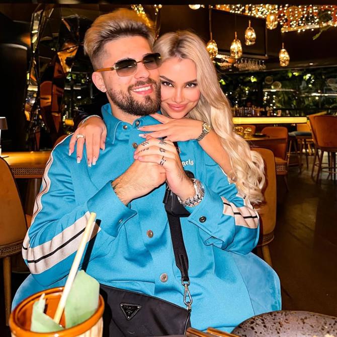 FY: Ο ράπερ παντρεύτηκε τη σύντροφό του, Αλεξία Κεφαλά (Φωτογραφίες & Βίντεο)