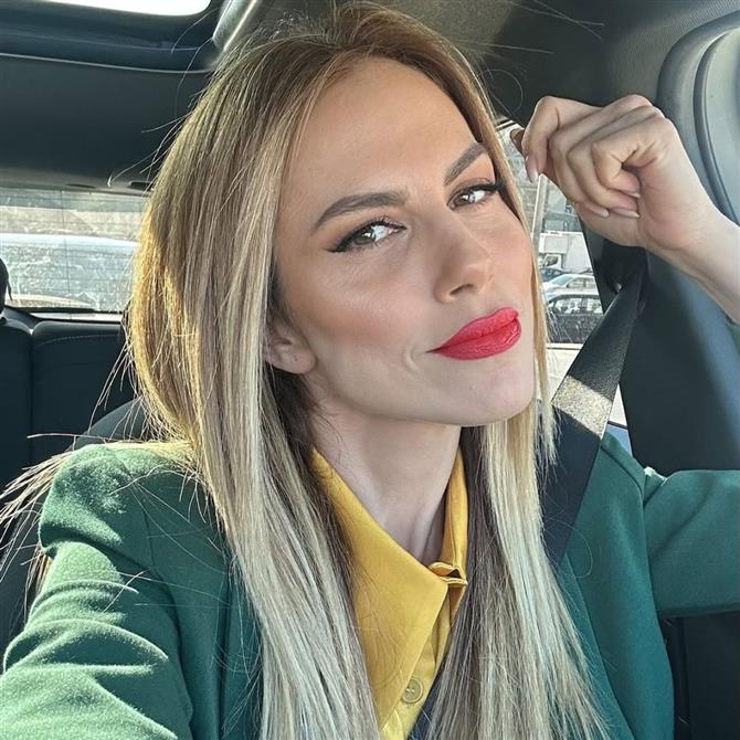 Ντορέττα Παπαδημητρίου: Στην Ίο για τις καλοκαιρινές της διακοπές - Οι φωτογραφίες της με μαγιό... on the rocks