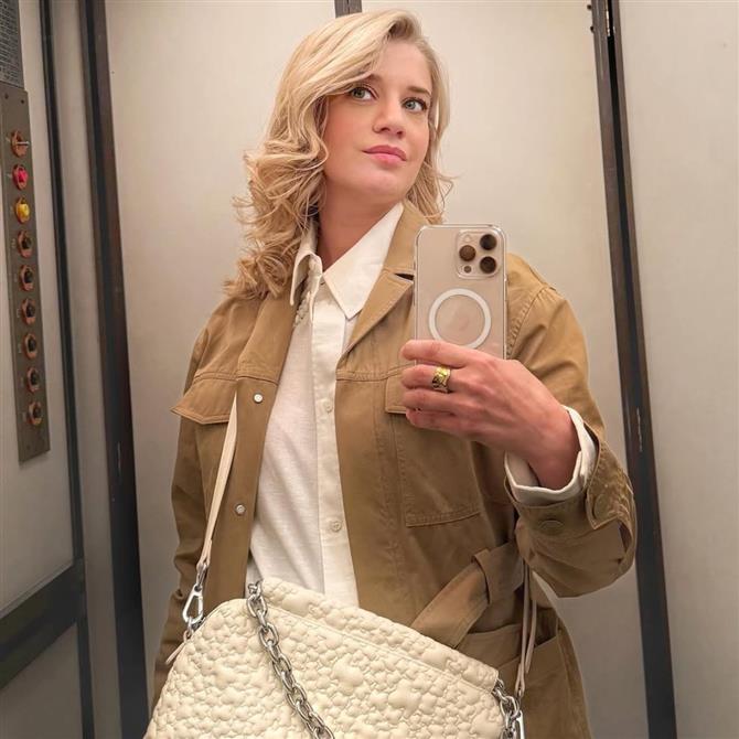 Τζένη Θεωνά: Ποζάρει στον φωτογραφικό φακό του γιου της, Αριώνα, με φουσκωμένη κοιλιά