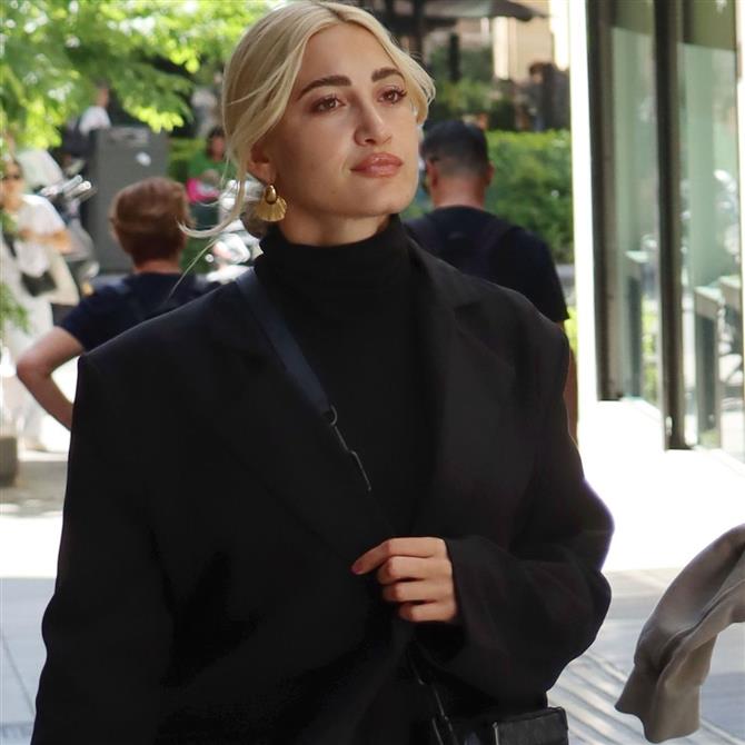 Τέμπη: Αγκαλιά με τον γιο της στη συγκέντρωση στη Θεσσαλονίκη η Ιωάννα Τούνη (Φωτογραφία)