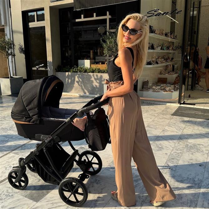 Βίκυ Κάβουρα: Σε άκρως χριστουγεννιάτικη διάθεση! Οι φωτογραφίες με τον Γιώργο Τζαβέλλα & την έξι μηνών κόρη τους