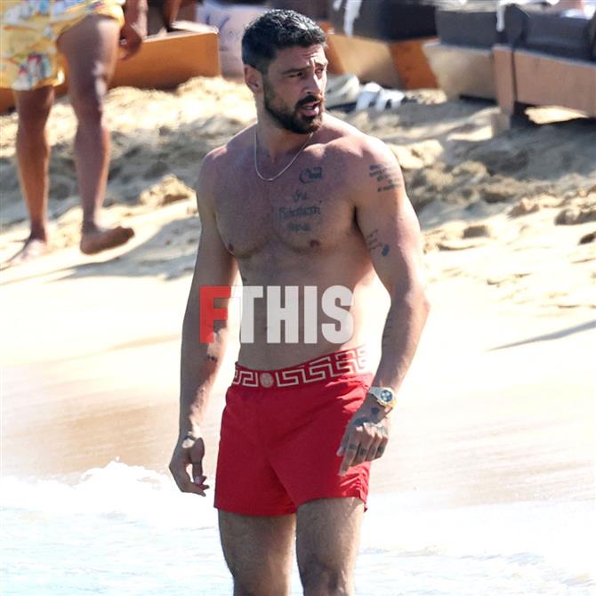 Μικέλε Μορόνε: Σε παραλία της Μυκόνου με κόκκινο μαγιό - Νέες φωτογραφίες από τις διακοπές του