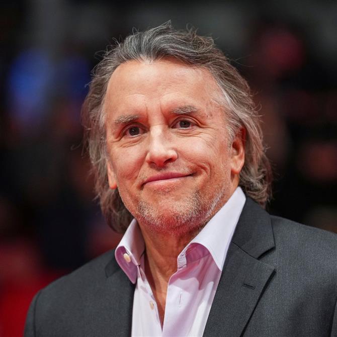 Κάννες 2025: Ο Ρίτσαρντ Λίνκλεϊτερ στο κόκκινο χαλί με την ταινία «Nouvelle Vague», φόρο τιμής στον Ζαν-Λικ Γκοντάρ