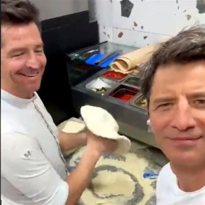 Σάκης Ρουβάς: Το βίντεο με τον αδερφό του, Απόστολο, στο Tik Tok