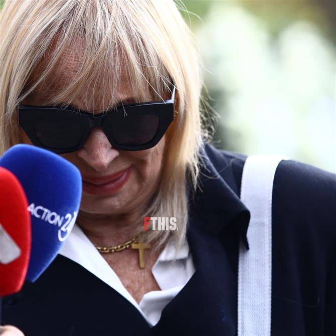 Κηδεία Μίμη Δομάζου: "Λύγισε" στο λαϊκό προσκύνημα η Άννα Φόνσου
