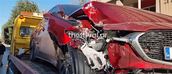 Θεσσαλονίκη: Αυτοκίνητο "καρφώθηκε" σε είσοδο πολυκατοικίας