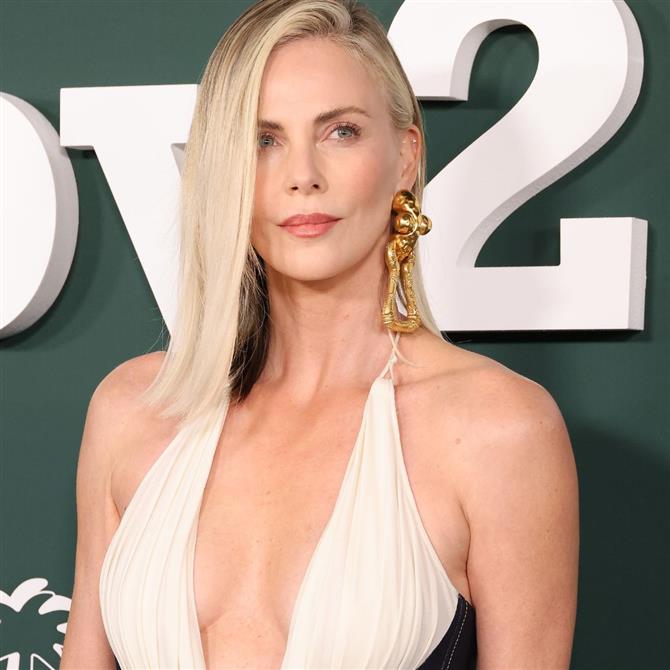 Σαρλίζ Θερόν: Η αλλαγή στα μαλλιά της & η viral εμφάνιση στο show του Dior στο Παρίσι χωρίς μπλούζα (Photos)